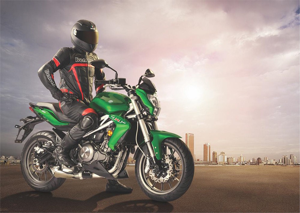 موتورسیکلت بنللی TNT سبز رنگ،موتور سوار با لباس مشکی موتورسواری روی آن نشسته است