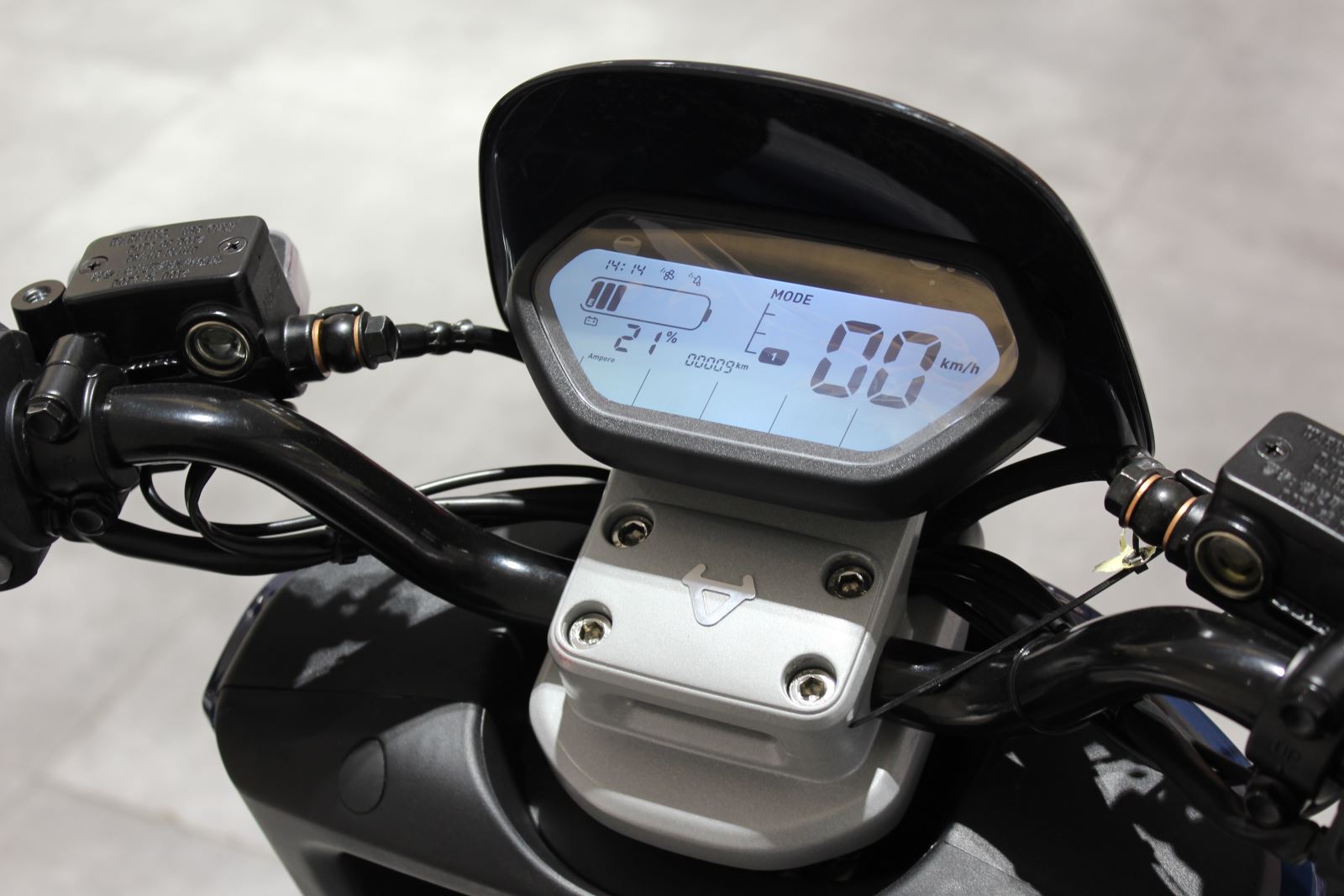 صفحه نمایش دیجیتال موتورسیکلت برقی