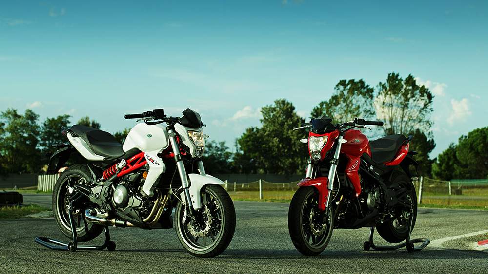 عکس دو عدد موتورسیکلت بنللی مدل تی ان تی به رنگ قرمز و سفید