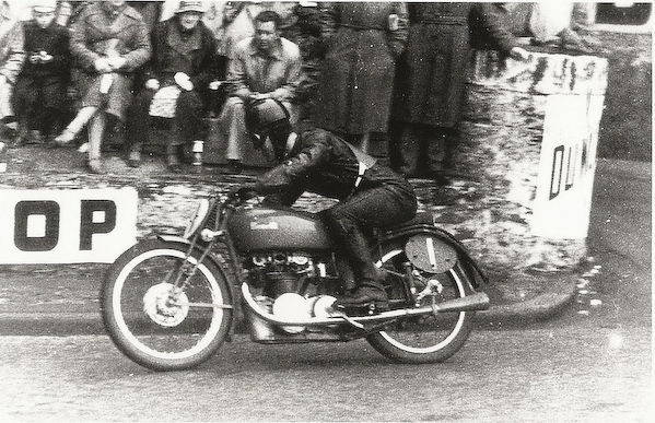  Ted Mellors در حال راندن موتور benelli در مسابقات تی تی سیاه و سفید