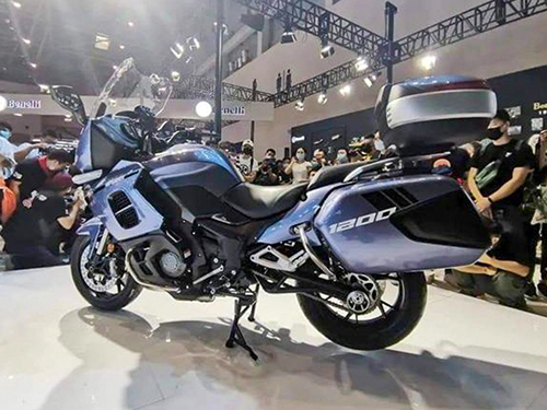 موتور بنللی جی ای 1200 در نمایشگاه موتورسیکلت که تعدادزیادی خبرنگار در اطراف آن در حال عکس گرفتن میباشند.