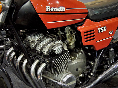 عکس اینجین موتورسیکلت قرمز رنگ بنللی 750