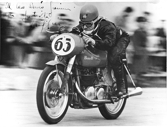 عکس سیاه و سفید از یک موتورسوار در حال مسابقه با موتوربنللی به شماره شرکت کننده 63