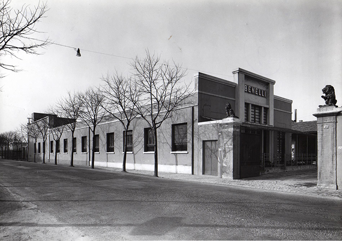 تصویر سیاه و سفید از کارخانه بنلی